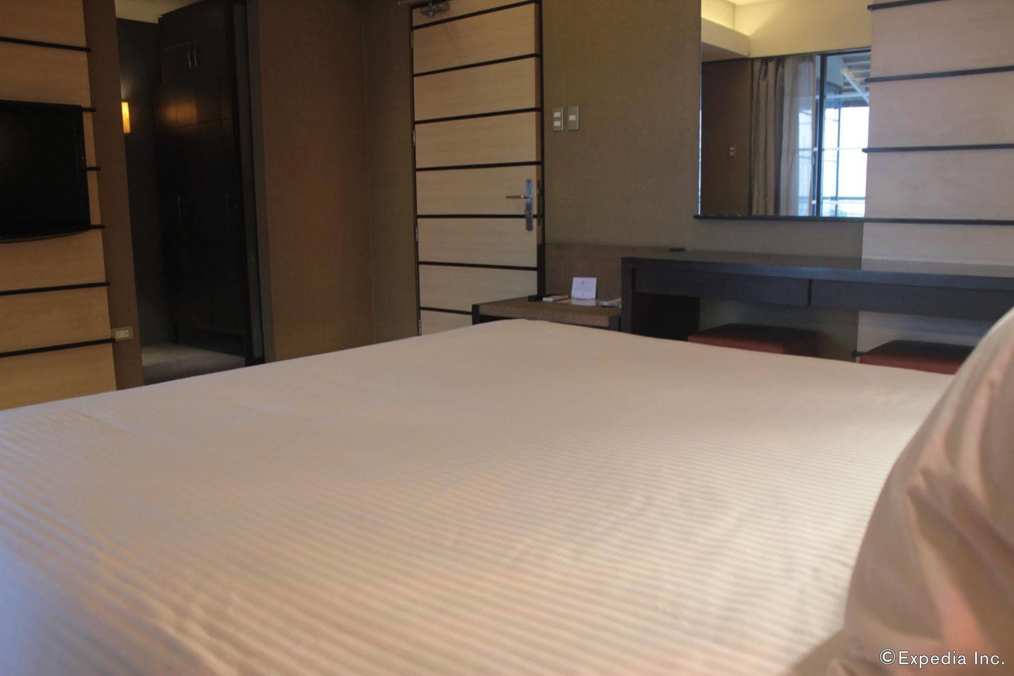 Soleste Suites Quezon City Exterior foto
